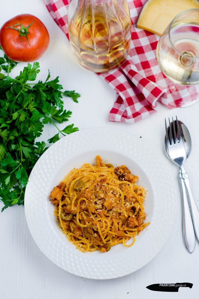Spaghetti z boczkiem i sosem pomidorowym